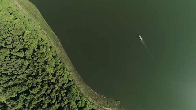 鸟瞰图缓缓地漂浮在湖面上的帆船视频素材