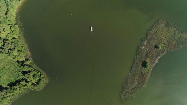 鸟瞰图缓缓地漂浮在湖面上的帆船视频素材