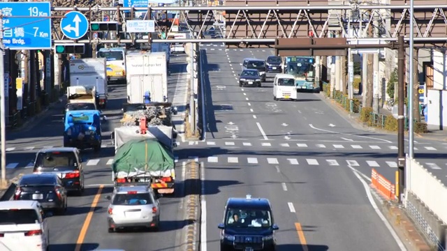 在东京奈日市的八原十字路口有很多车视频素材