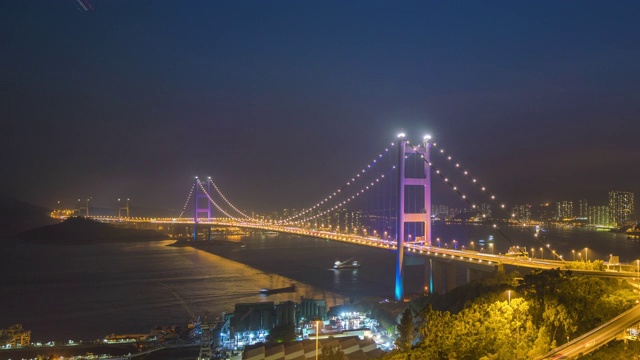 4k视频交通时间从白天到夜晚，香港青岛大桥交通灯的场景视频素材