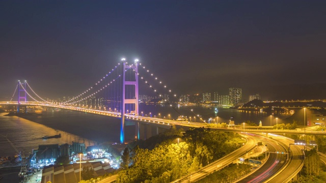 4k视频交通时间从白天到夜晚，香港青岛大桥交通灯的场景视频素材