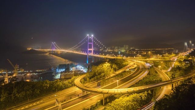 4k视频交通时间从白天到夜晚，香港青岛大桥交通灯的场景视频素材