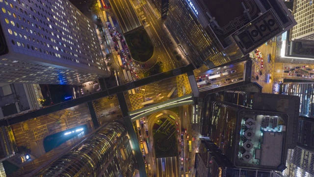 航拍俯视图夜景Time lapse超缩4k视频香港市中心交通、建筑场景视频素材