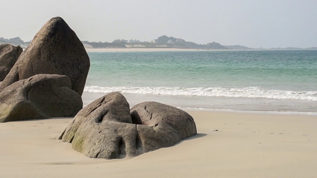 穿过海湾——海滩上的岩石视频素材