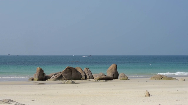 海滩上崎岖的岩石视频素材