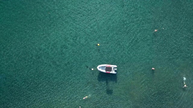 从空中俯瞰瓜德罗普岛加勒比海海湾上的一艘趸船。加勒比海蓝色海水的美妙景色。视频素材