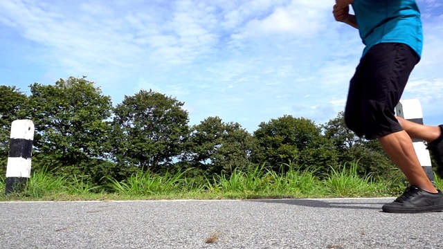 强壮的亚洲男性在户外的道路上奔跑。视频素材