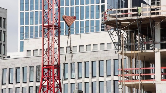 用起重机空运建筑材料视频素材