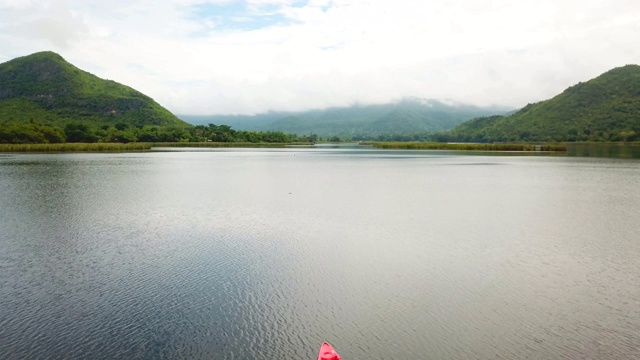 在泰国的湖上和山上划皮艇的女人视频素材