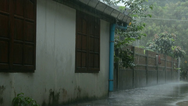 雨落在屋顶上。热带夏雨视频素材