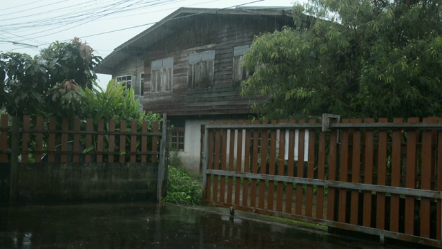 雨落在屋顶上。热带夏雨视频素材