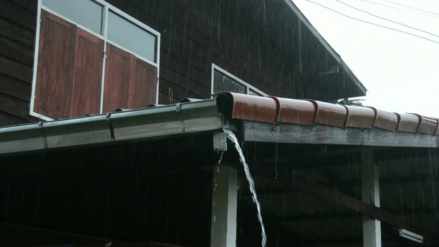 雨落在屋顶上。热带夏雨视频素材