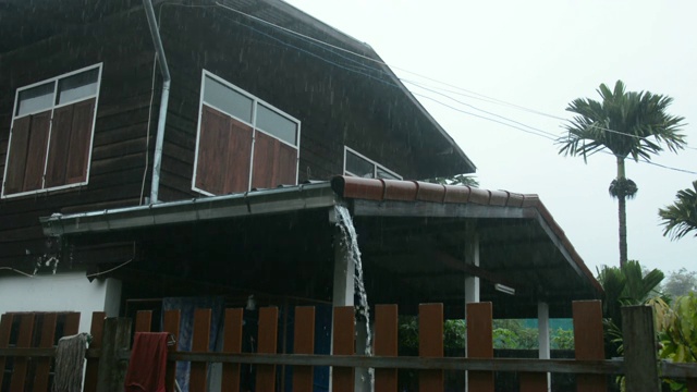 雨落在屋顶上。热带夏雨视频素材