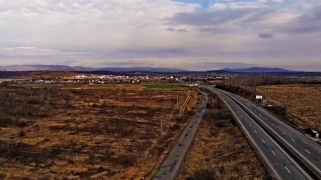 鸟瞰图，鸟瞰公路，蓝天，白云，美丽的风景。视频素材