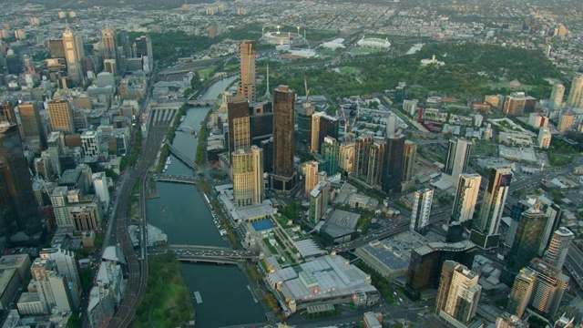 空中城市景观墨尔本CBD摩天大楼在日落视频素材