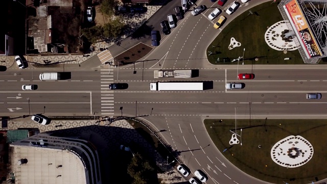 俯视图道路，车辆在环岛上行驶视频素材