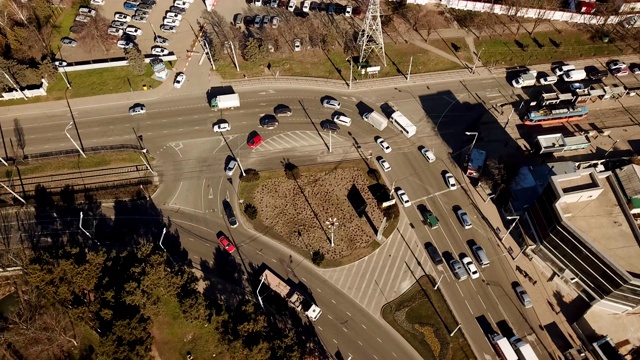 Top view of a traffic jam on a car road intersection in the rush hour交通堵塞。4 k的视频视频素材