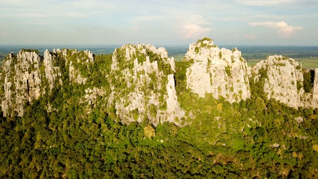 泰国石灰岩山鸟瞰图视频素材