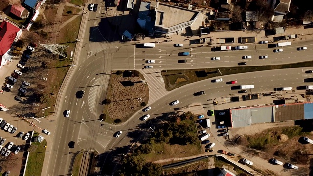 顶部向下拍摄的交通堵塞在一个汽车道路十字路口在高峰时间。视频素材