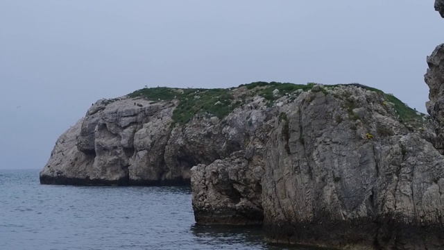 大海里的大岩石视频素材