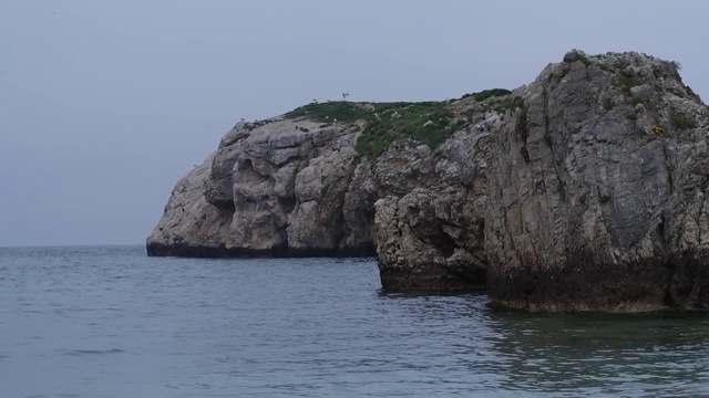 大海里的大岩石视频素材