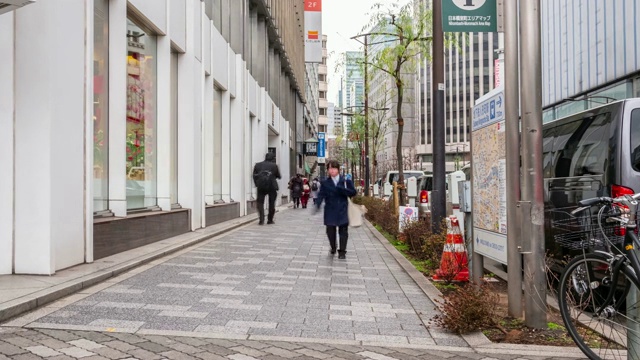 4K时间推移-放大行人走在街道和建筑的中心银座市中心-日本东京视频素材