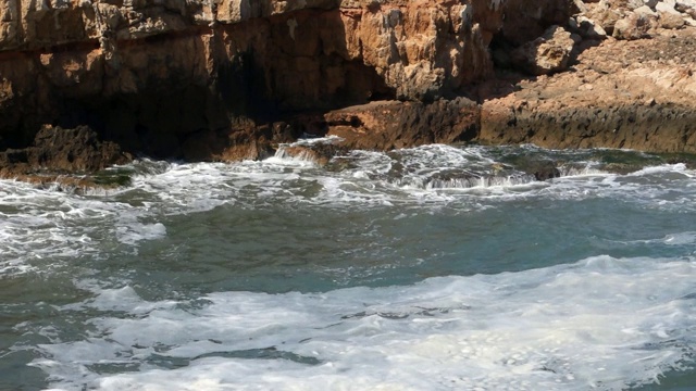 海浪拍击海岸视频素材