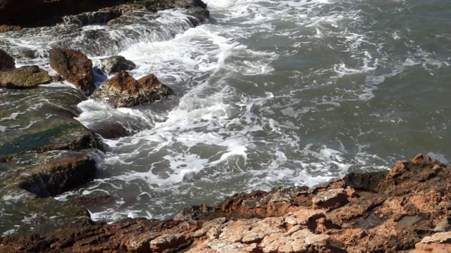 海浪拍击海岸视频素材