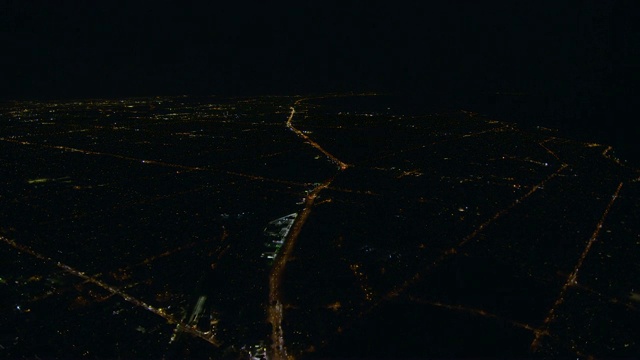 空中夜景照亮了墨尔本城市郊区的街道视频素材