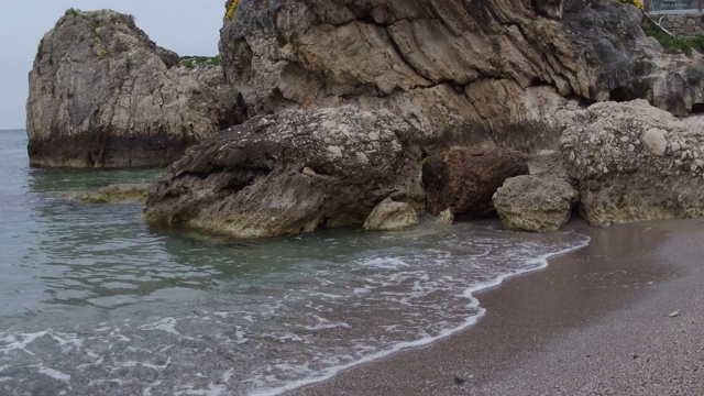 海滩上的巨大岩石视频素材