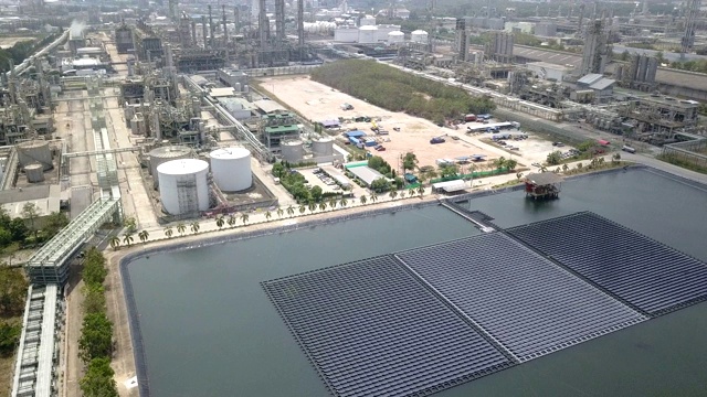 鸟瞰图浮动太阳能农场或太阳能电池板在水上工业地产。视频素材