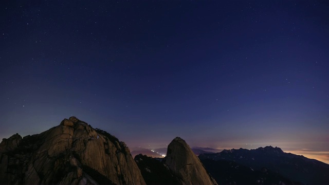 汉城布汗山(国家公园)的白根台峰和仁子峰的星空夜景视频素材