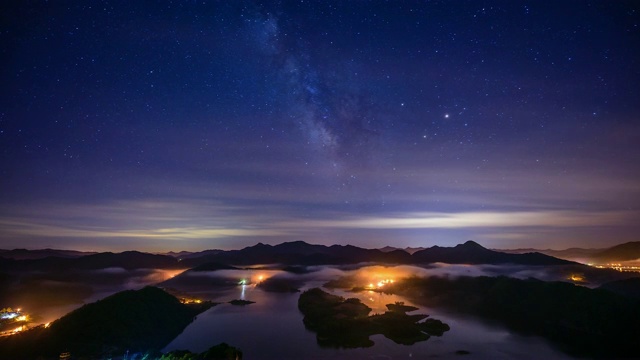 在全拉岛，雾蒙蒙的玉贞湖和银河夜景视频素材