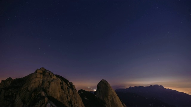 汉城布汗山(国家公园)的白根台峰和仁子峰的星空夜景视频素材