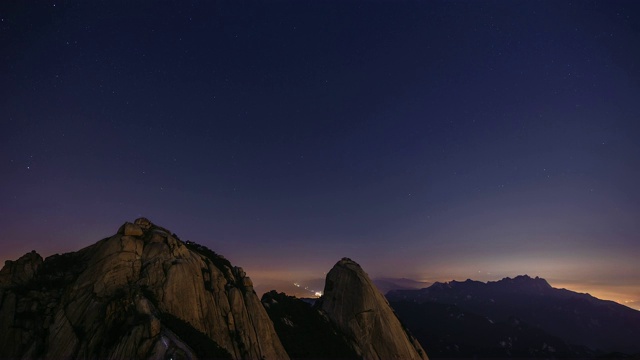 汉城布汗山(国家公园)的白根台峰和仁子峰的星空夜景视频素材