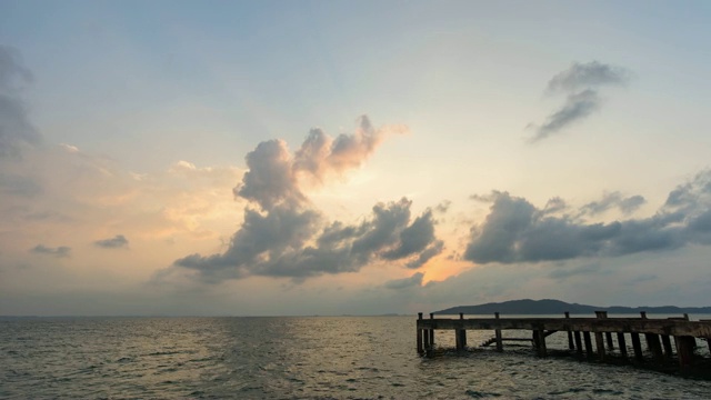 日出与抛弃码头的海洋，时间流逝视频视频素材