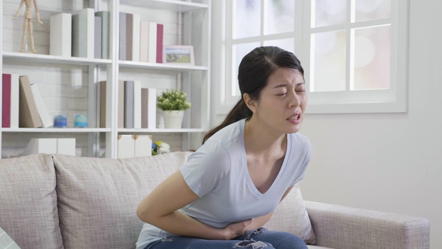 不开心的女人把手放在肚子上视频素材