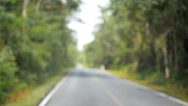 在自然的道路上旅行。在背景模糊的道路上行驶。视频素材