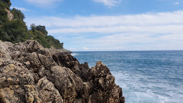 放松的海浪撞击岩石视频素材