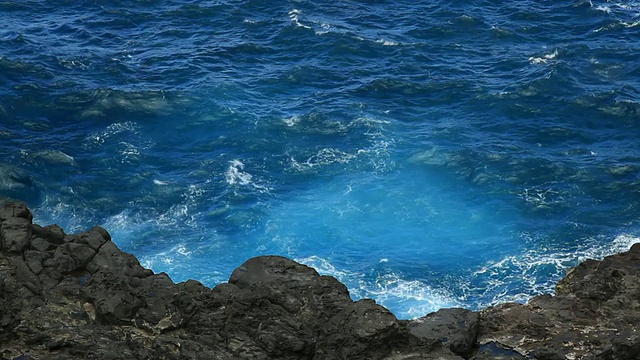 岩石海岸和热带水域视频素材