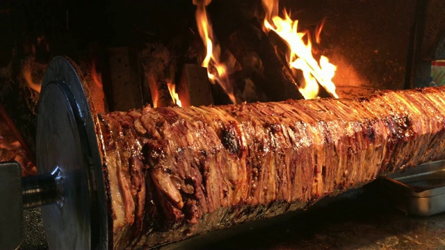 土耳其烤肉转圈用火焰烧烤，烤肉，烤肉餐厅视频下载