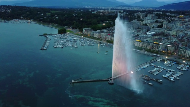 在日内瓦湖上的彩色日落镜头，Jet d'Eau和瑞士的日内瓦城市景观视频素材