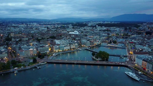 在日内瓦湖上的彩色日落镜头，Jet d'Eau和瑞士的日内瓦城市景观视频素材