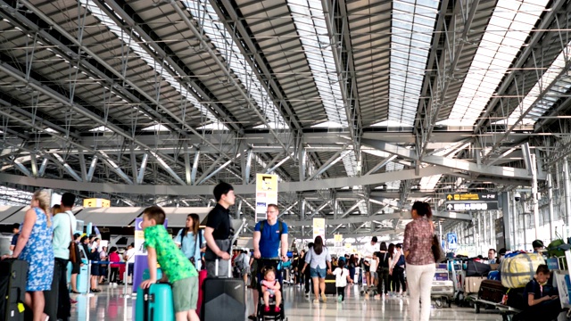 2019年4月5日，泰国曼谷，素万那普机场候机楼里的游客背景视频素材