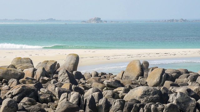 崎岖的海岸线，北菲尼斯特海岸-布列塔尼视频素材