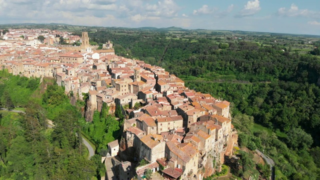 Pitigliano,意大利。从凝灰岩中突出的老房子。视频素材