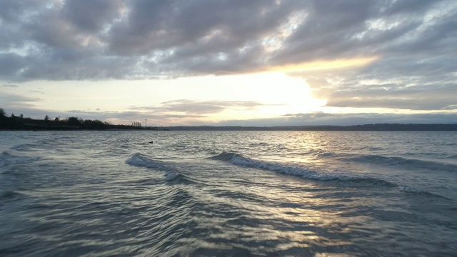 海洋海滩华盛顿州海岸金色多云的天空在水上海浪空中飞行视频素材