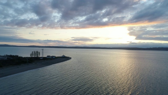 美国华盛顿州西雅图，从日落半岛起飞的Discovery Park Point Lighthouse视频素材