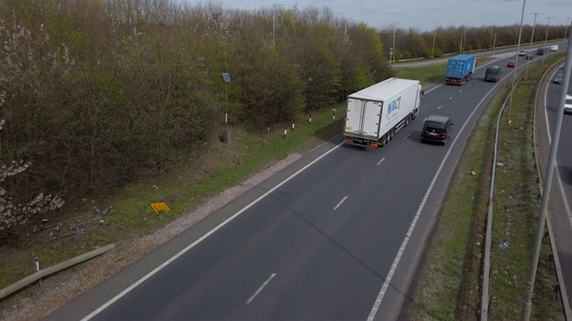 英格兰北安普敦郡A14双车道上的道路交通。视频素材