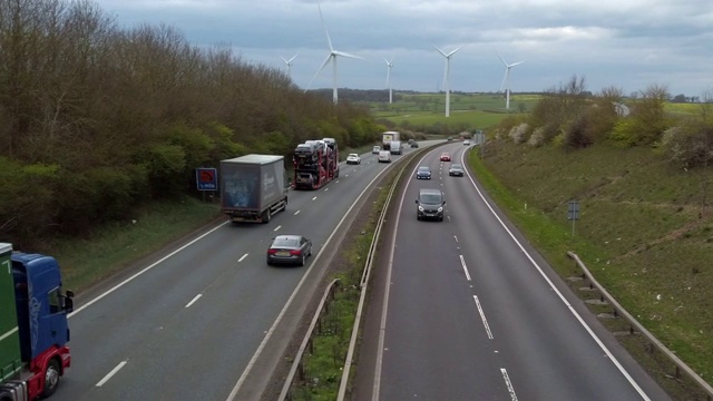 英格兰北安普敦郡A14双车道上的道路交通。视频素材